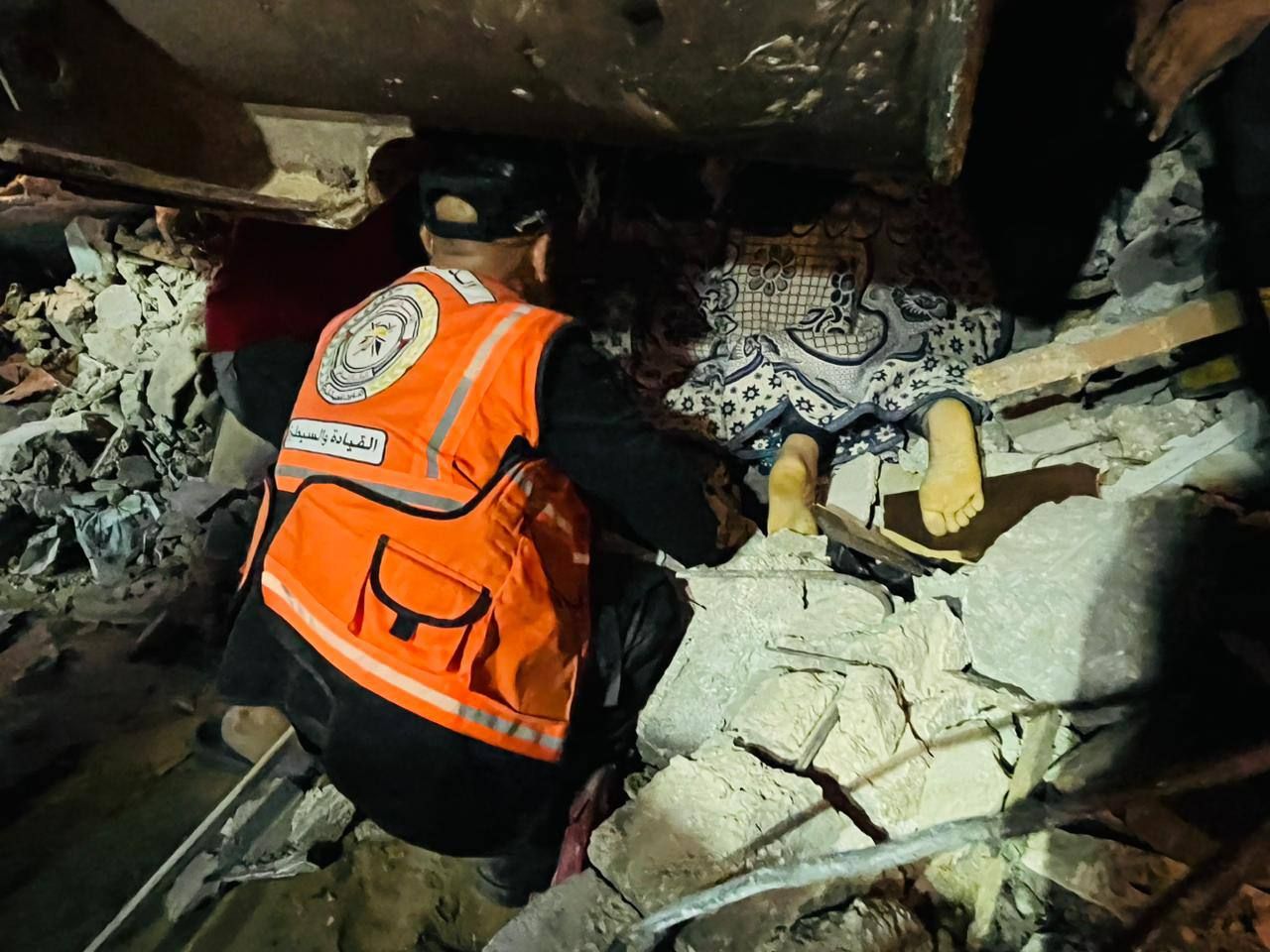 طيران الاحتلال يقصف منزلاً وسط خانيونس
